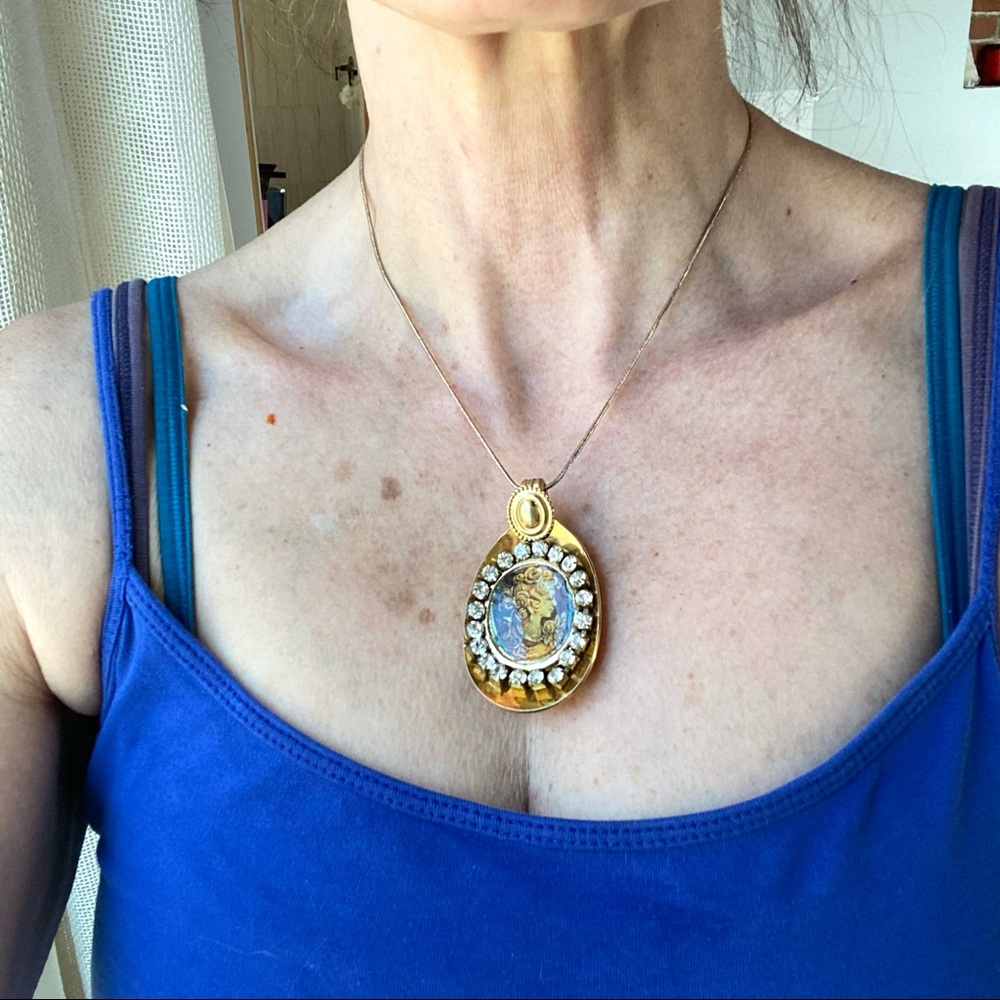 Vintage gold tone Victorian pendant on silver chain - Picture 2 of 7